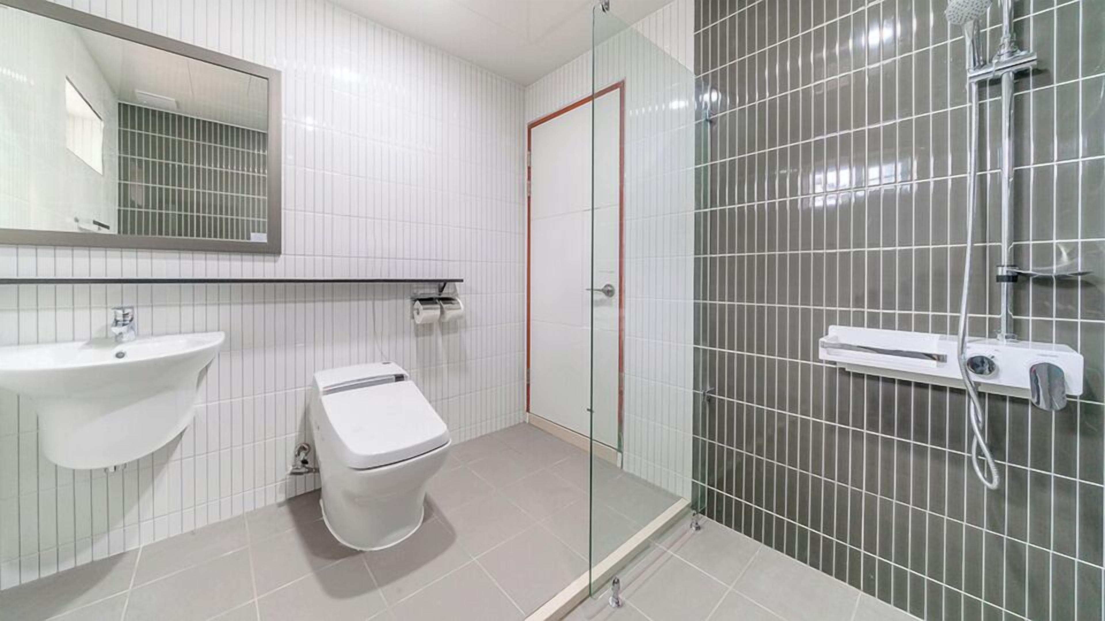 family room (adjacent to building, no view) | bathroom | hair dryer, towels, soap, shampoo