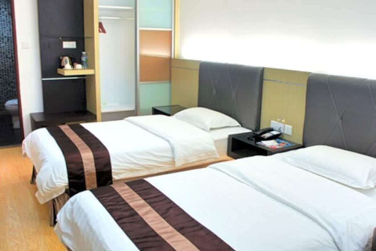 Escritorio, sistema de insonorización, wifi gratis y ropa de cama