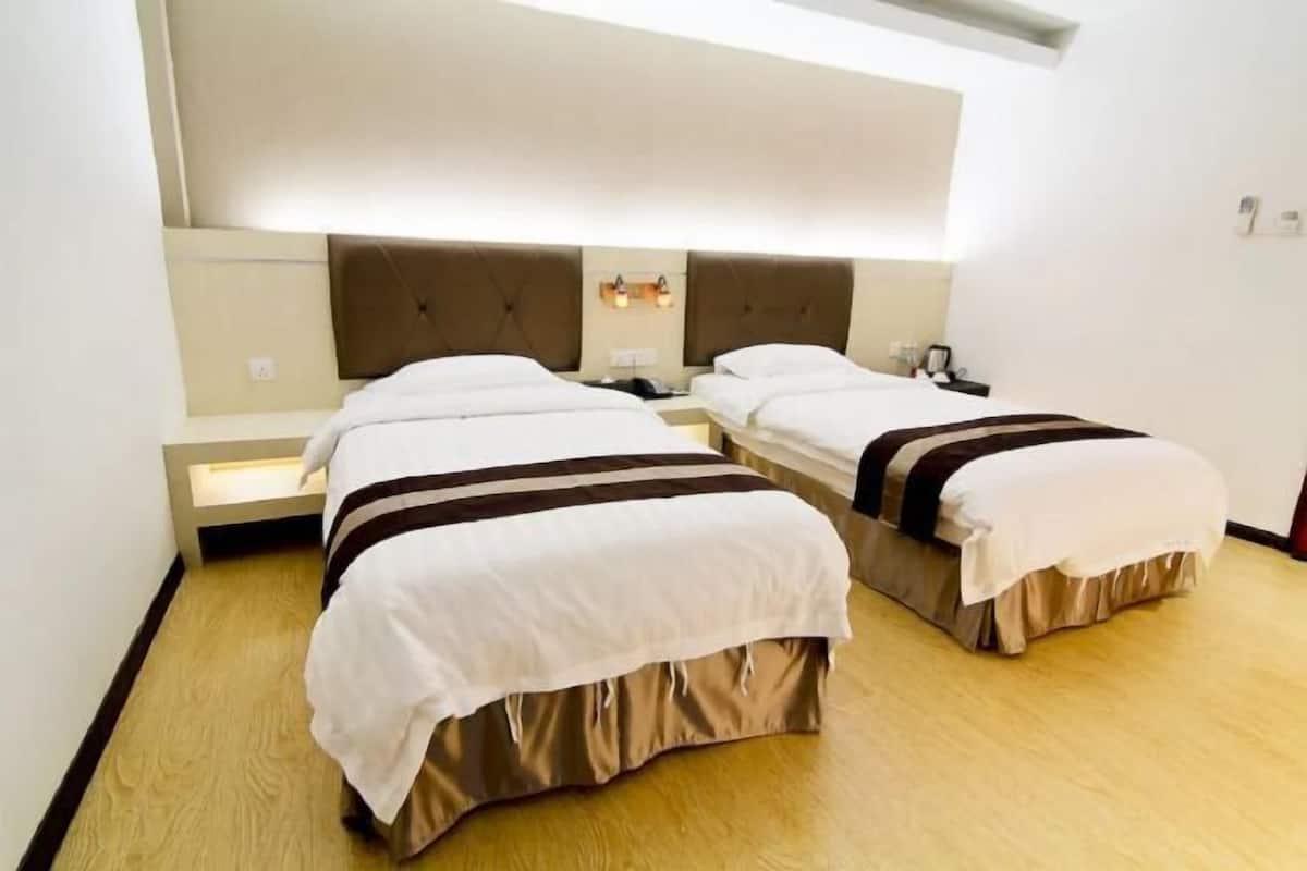 Escritorio, sistema de insonorización, wifi gratis y ropa de cama