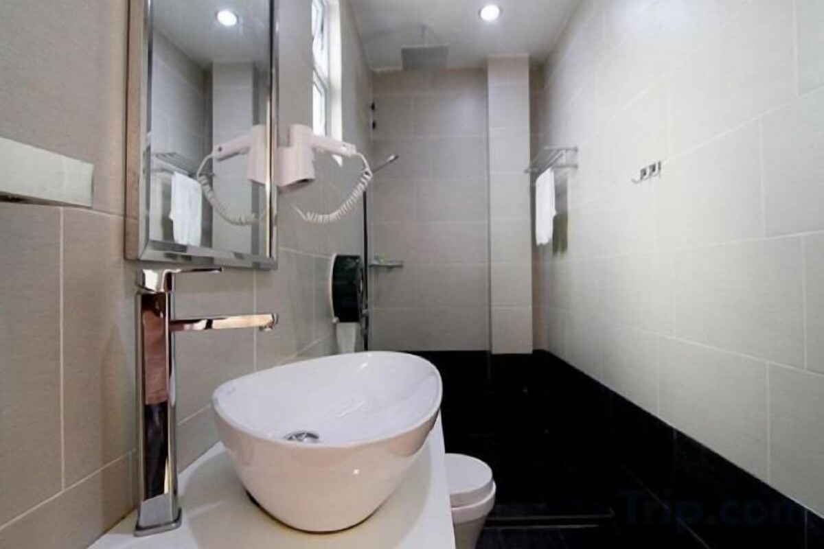 Ducha, artículos de tocador gratuitos, secador de pelo, toallas