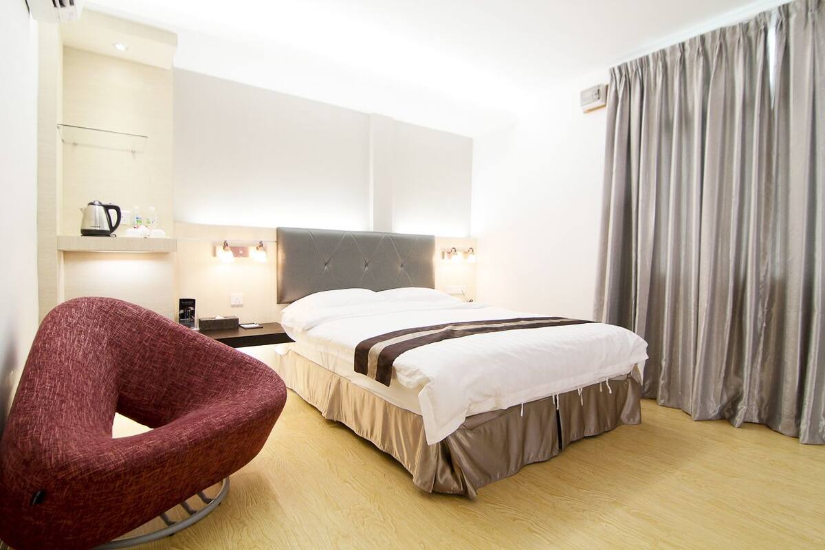 Habitación superior, 1 cama Queen size | Escritorio, insonorización, wifi gratis y ropa de cama