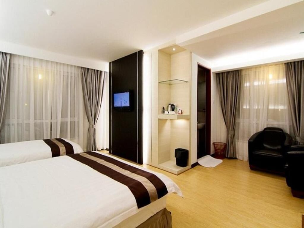 مكتب وتجهيزات عازلة للصوت وواي فاي مجانًا وملاءات أسرّة