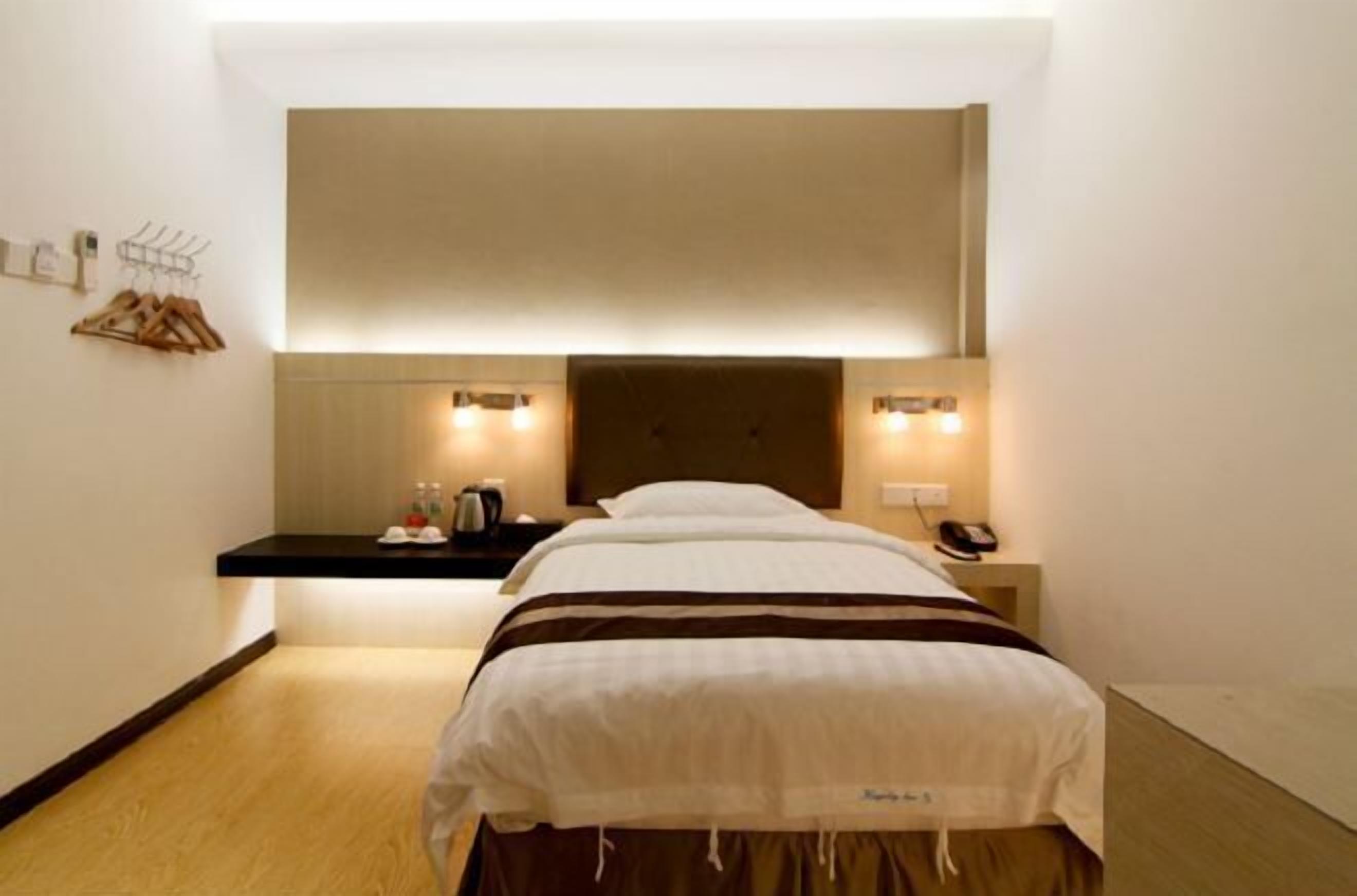 Meja kerja, kedap suara, Wi-Fi gratis, dan seprai linen