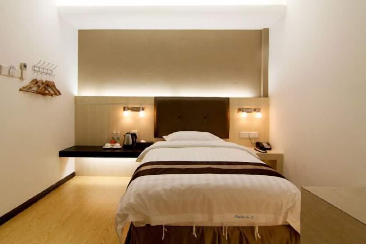 Escritorio, sistema de insonorización, wifi gratis y ropa de cama