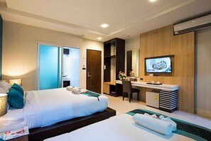Minibar, caja de seguridad en la habitación y escritorio 