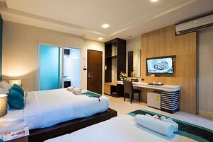 Minibar, caja de seguridad en la habitación y escritorio