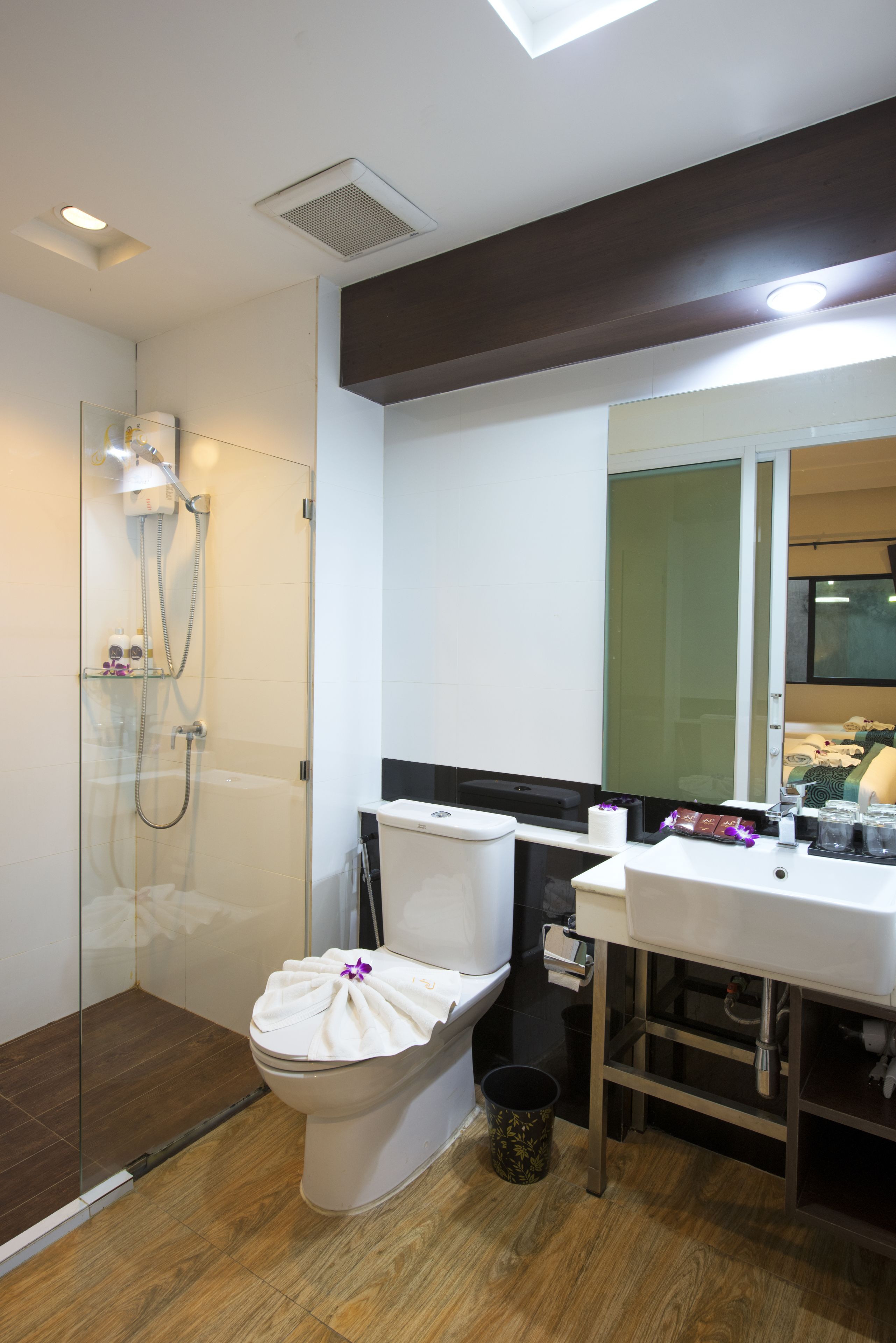 deluxe king room | bathroom | shower, free toiletries, hair dryer, slippers