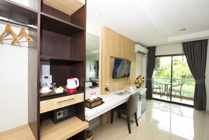 Minibar, caja de seguridad en la habitación y escritorio 