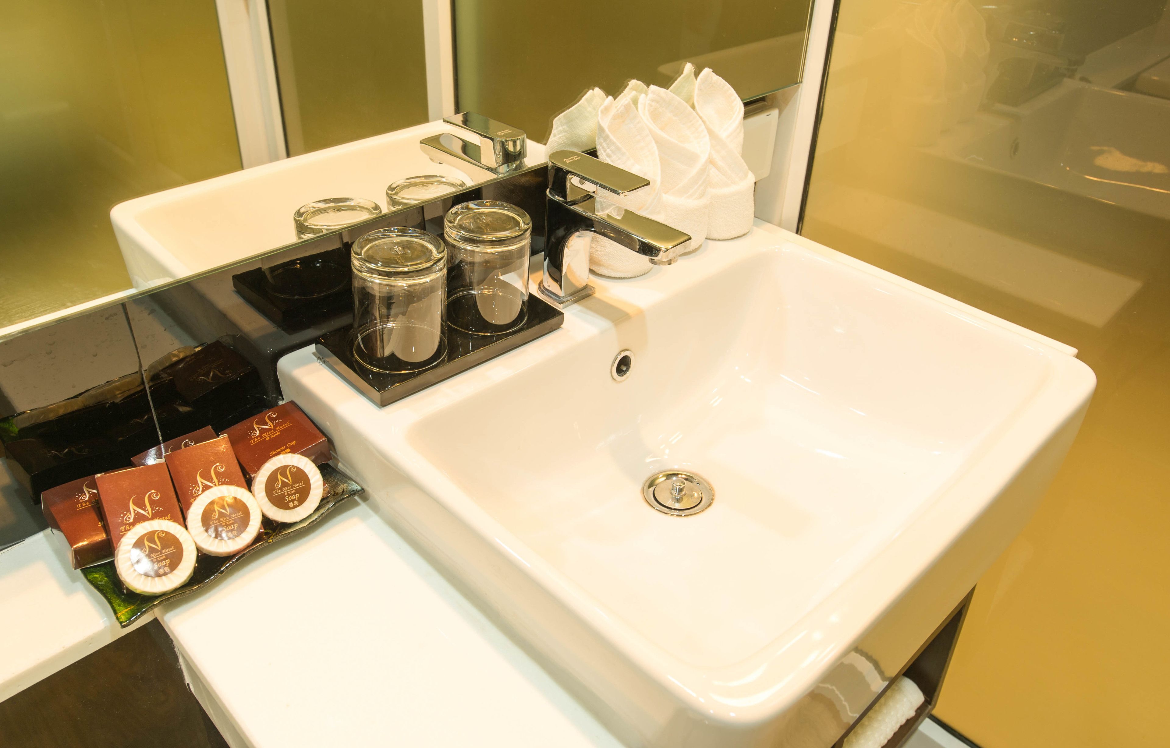 deluxe triple room | bathroom sink