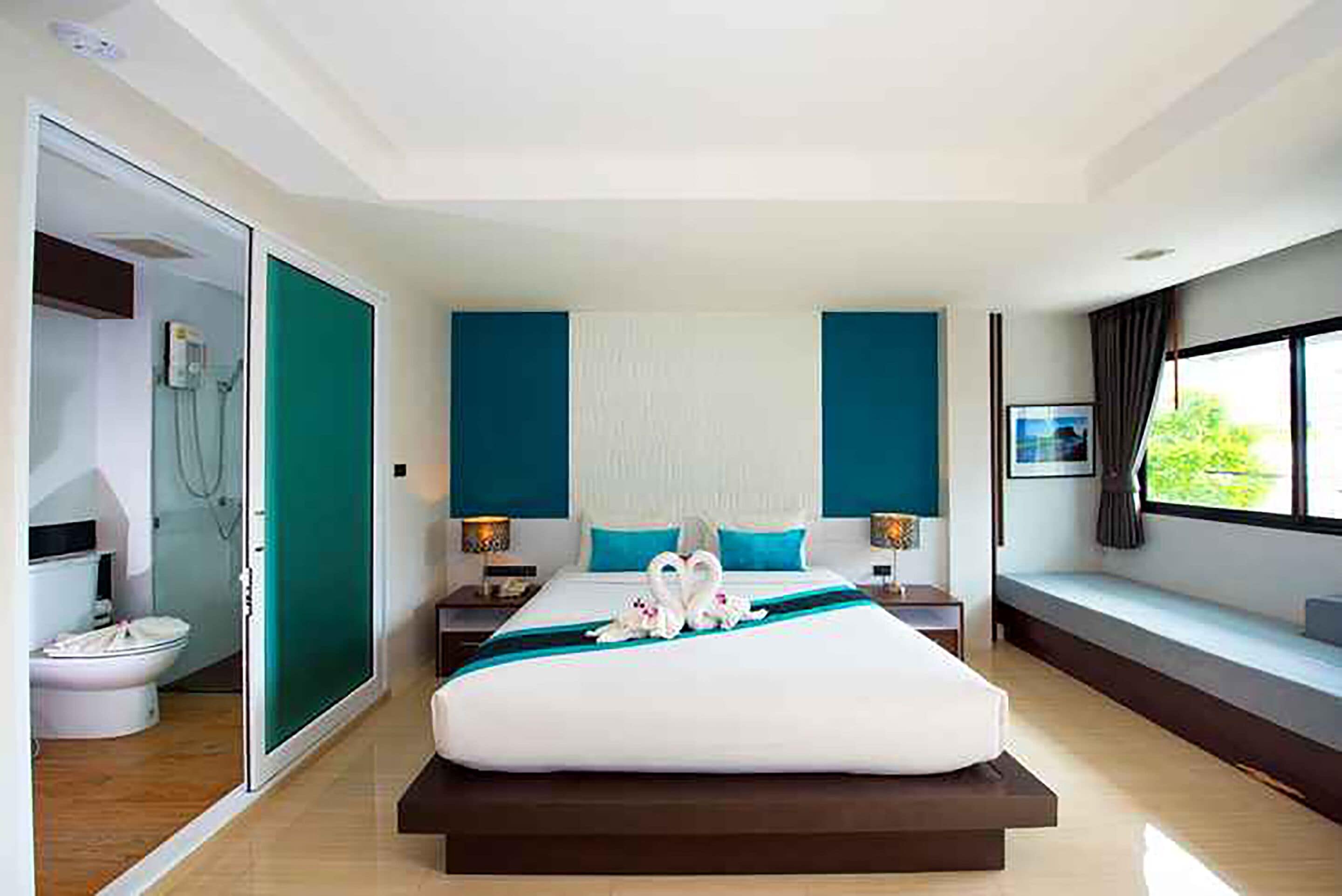 Deluxe King Room | 迷你吧、客房內保險箱、書桌、遮光布/窗簾