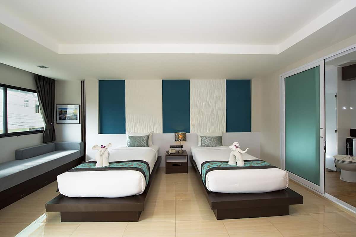 deluxe twin room | minibar, in-room safe, desk, blackout curtains