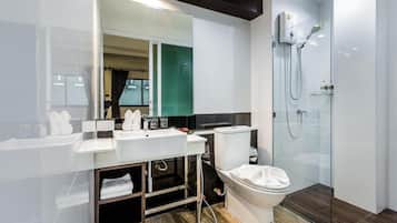 Superior Twin Room | Bathroom | Shower, free toiletries, hair dryer, slippers