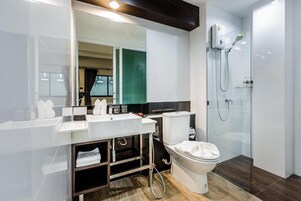 Habitación superior con 2 camas individuales | Baño | Ducha, artículos de higiene personal gratuitos y secador de pelo