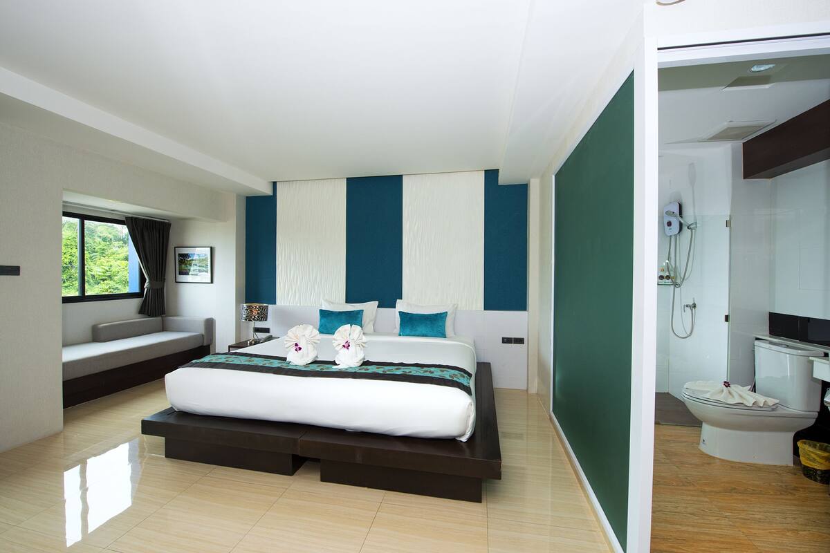 superior double room | minibar, in-room safe, desk, blackout curtains