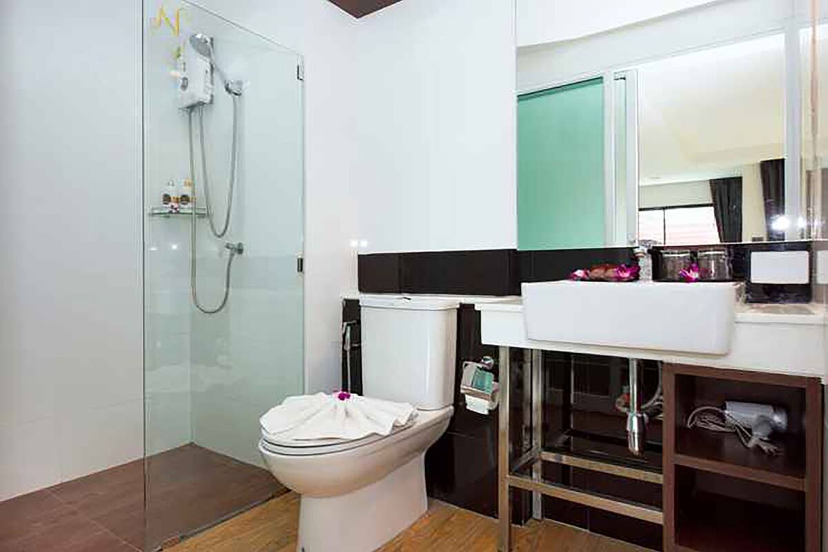 shower, free toiletries, hair dryer, slippers