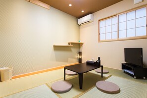 Apartamento (Rokuhara, 2nd Foor) | Sala de estar | TV de tela plana