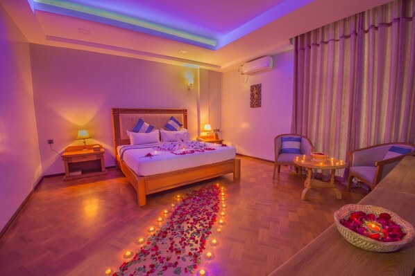 Minibar, in-room safe, desk, blackout drapes - Amayar Nadi Hotel (Mandalay)