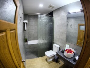 Corner Suite | Bathroom | Shower, free toiletries, hair dryer, bathrobes - Amayar Nadi Hotel (Mandalay)