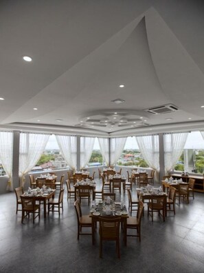 Breakfast, lunch, dinner served; international cuisine - Amayar Nadi Hotel (Mandalay)