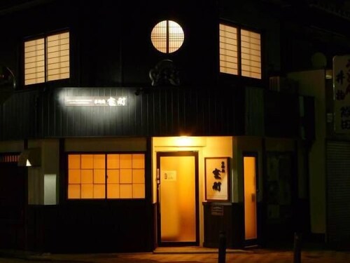 施設の正面 (日没後)