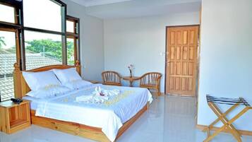 Minibar, meja kerja, tempat tidur lipat/tambahan, dan Wi-Fi gratis