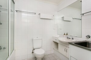 Apartment, 3 Bedrooms | Bathroom