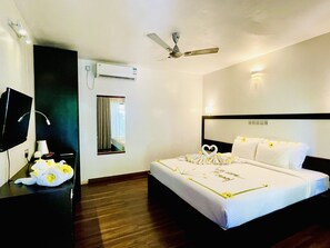 Quarto casal luxo | Frigobar, cofres nos quartos, ferros/tábuas de passar roupa