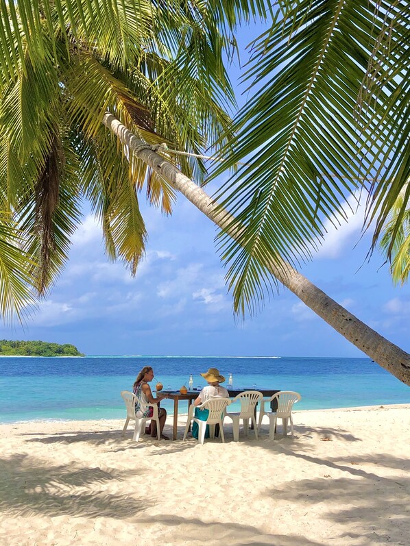 Plage, chaises longues, parasols, serviettes de plage