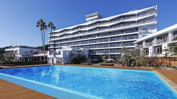 Una piscina al aire libre de temporada