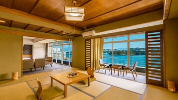 Caja de seguridad en la habitación y tabla de planchar con plancha 