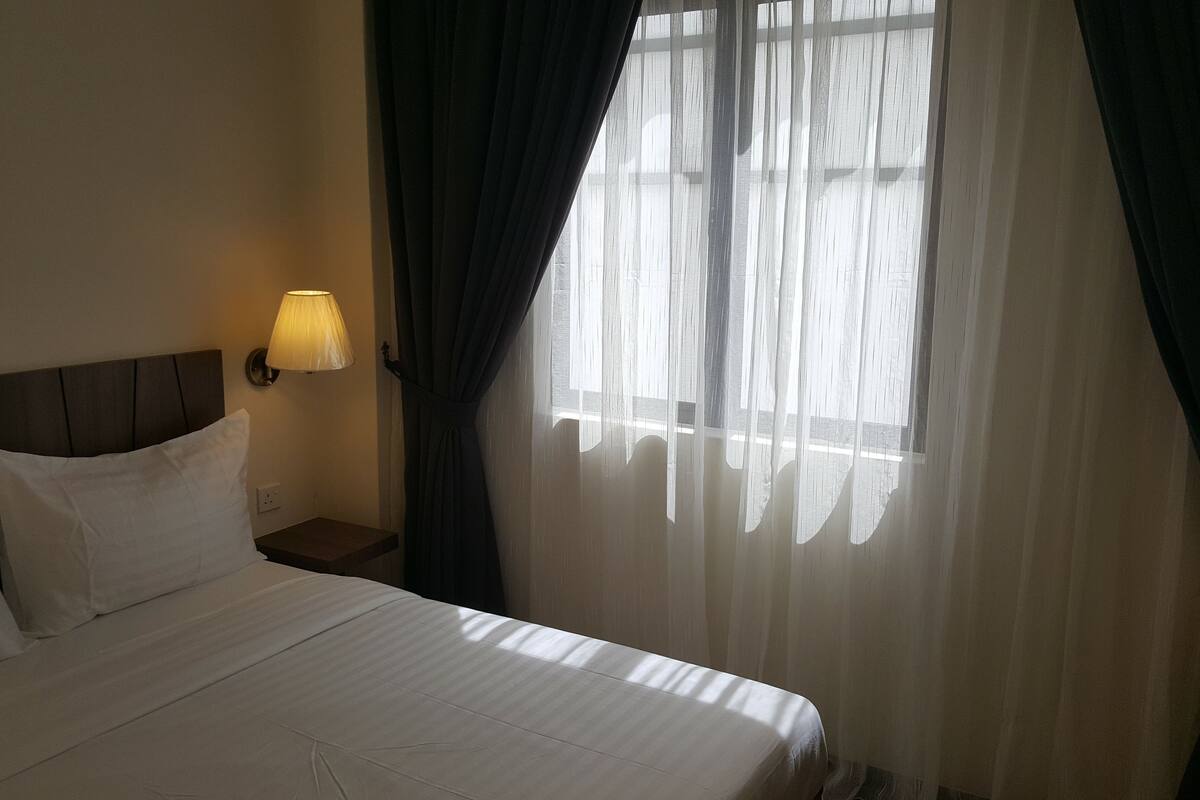 Habitación, 1 cama de matrimonio | Escritorio, tabla de planchar con plancha, wifi gratis