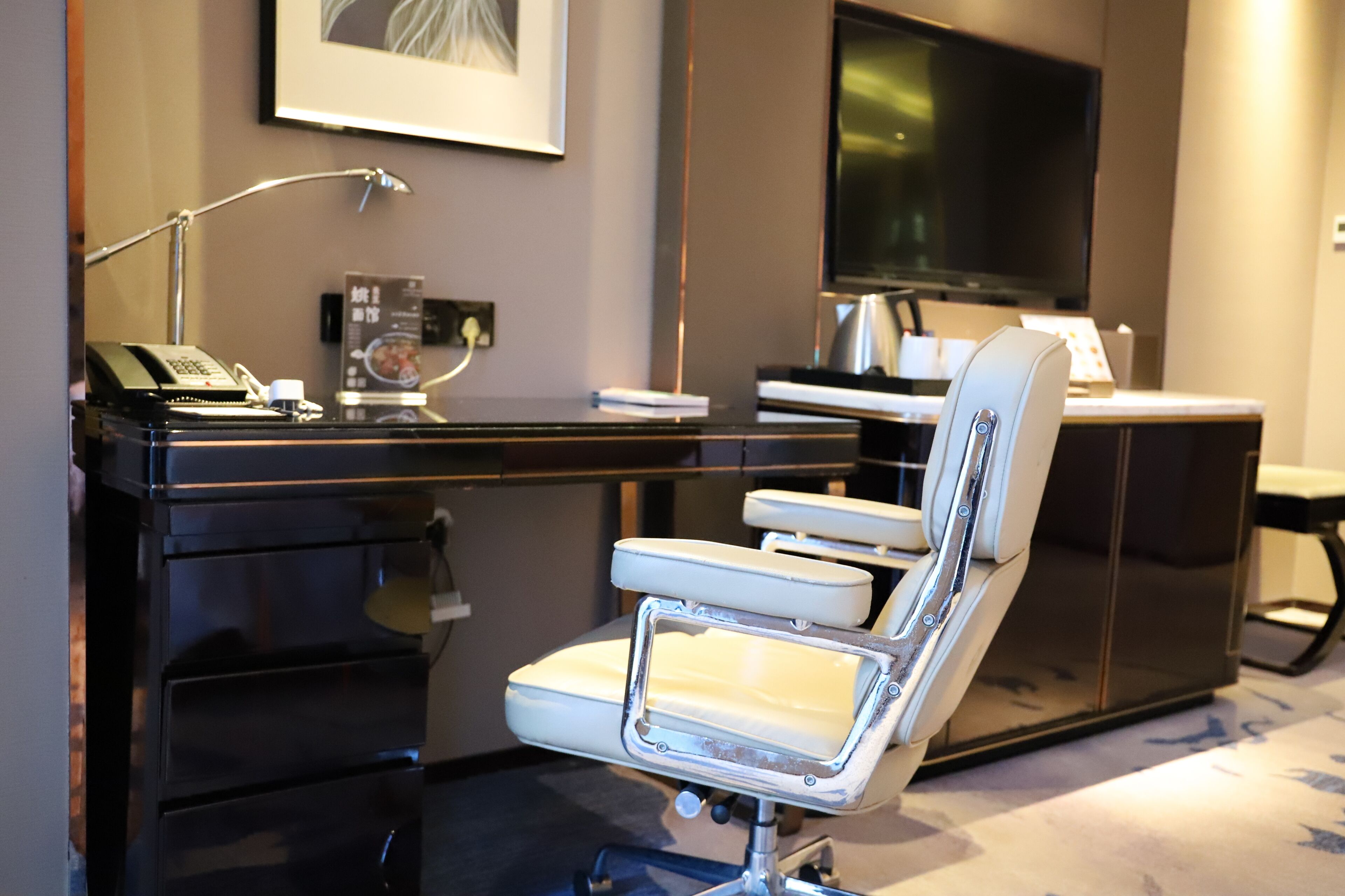 deluxe twin room | down duvets, minibar, in-room safe, desk