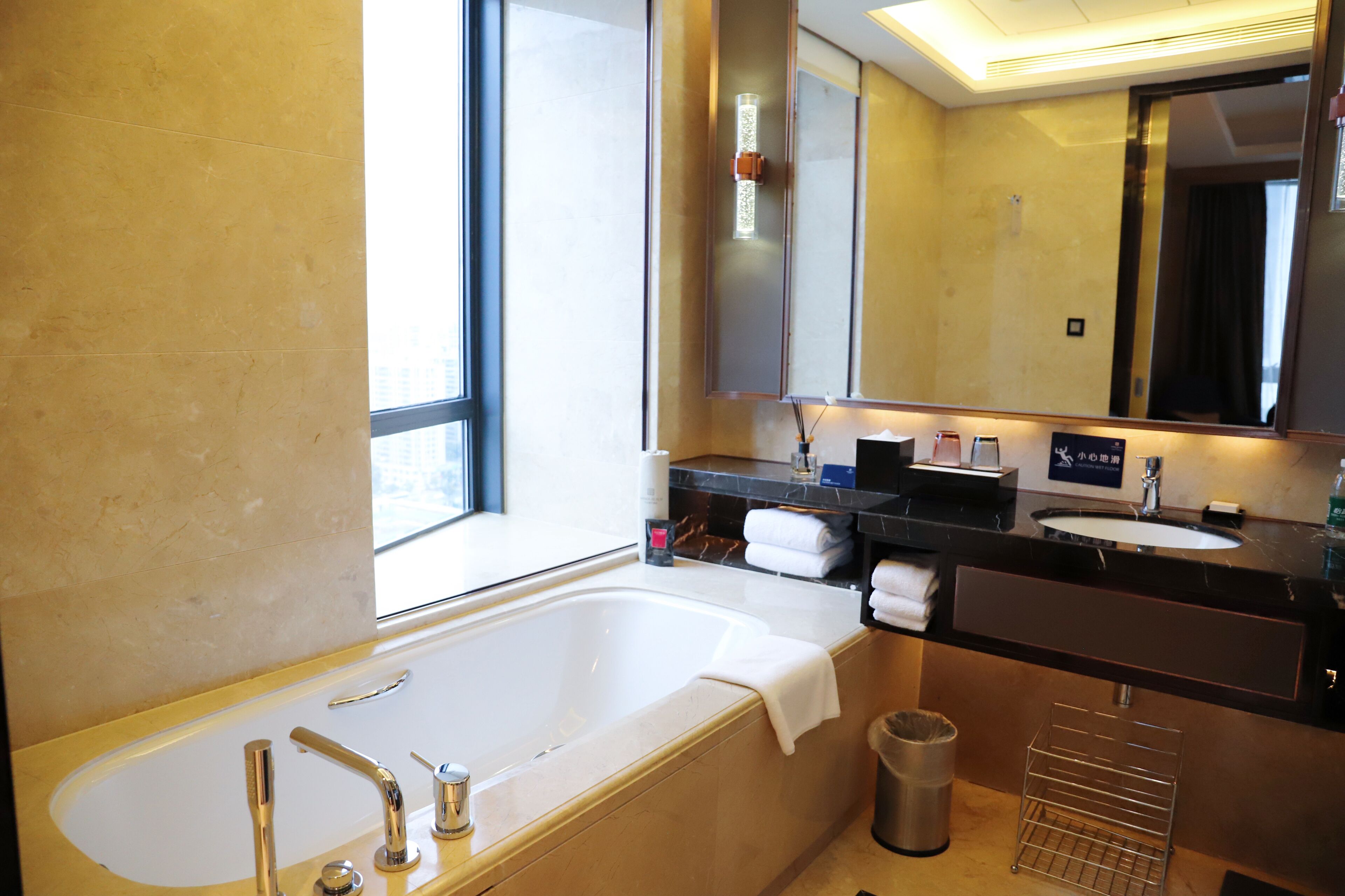 Un baño moderno con una bañera grande, un lavabo y un espejo.