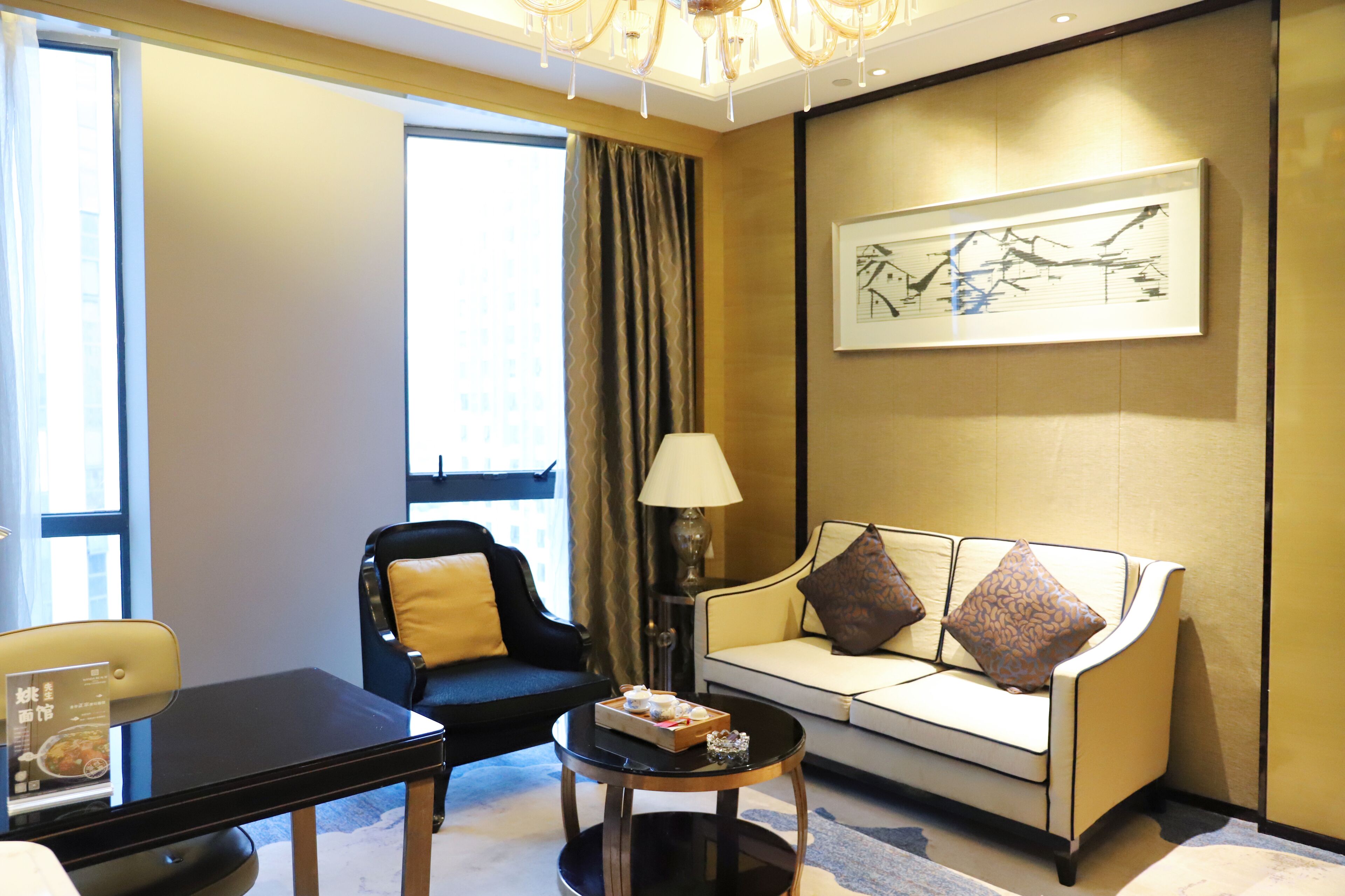 superior suite | down duvets, minibar, in-room safe, desk