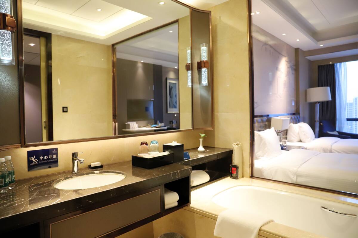 deluxe twin room | bathroom | separate bathtub and shower, free toiletries, hair dryer, bathrobes