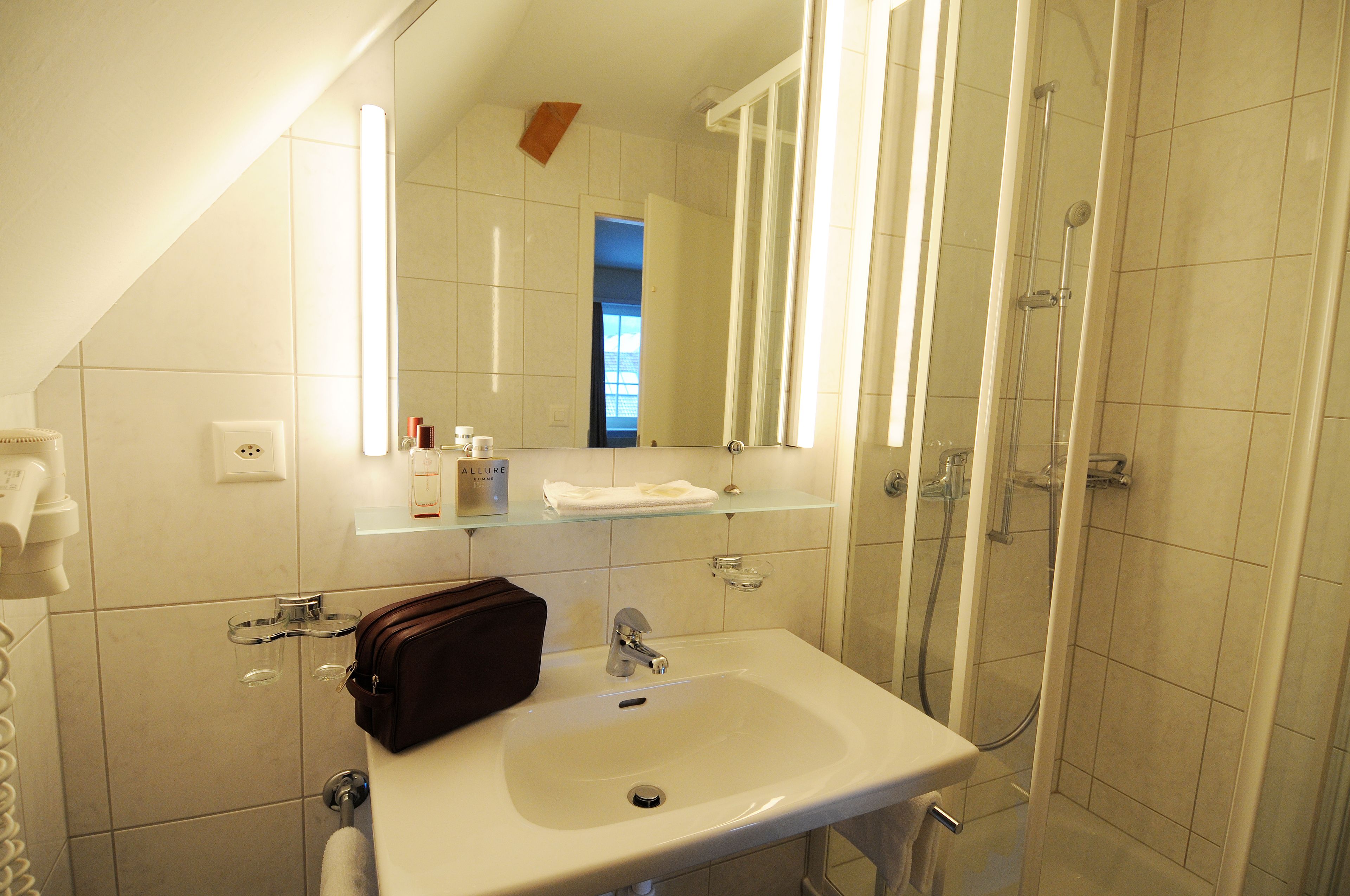 shower, free toiletries, hair dryer, towels