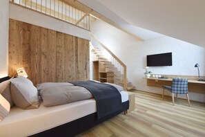 Familie vierpersoonskamer, Meerdere bedden | Hypoallergeen beddengoed, een bureau, een laptopwerkplek