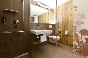 Douche, articles de toilette gratuits, sèche-cheveux