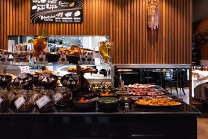 Un buffet proposant une variété de plats et d’accompagnements.