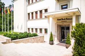 Property entrance - Hotel Park Avenue (Piestany)