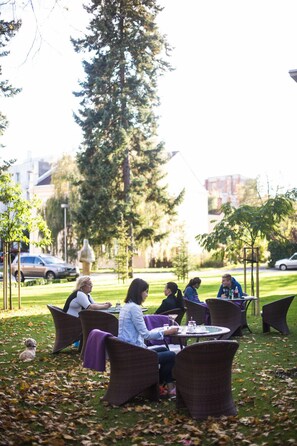 Outdoor dining - Hotel Park Avenue (Piestany)