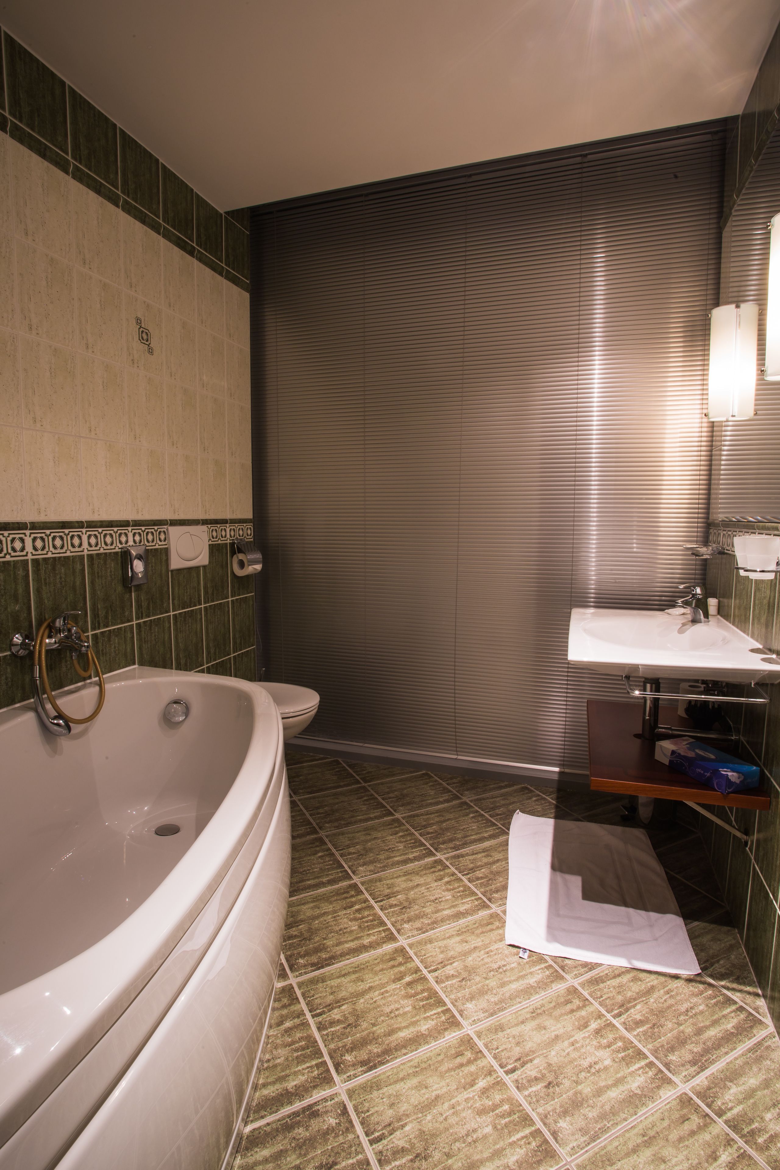 exclusive suite | bathroom | free toiletries, hair dryer, towels