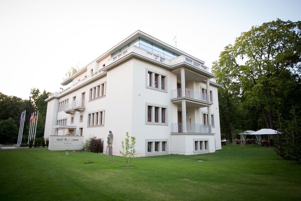 Front of property - Hotel Park Avenue (Piestany)