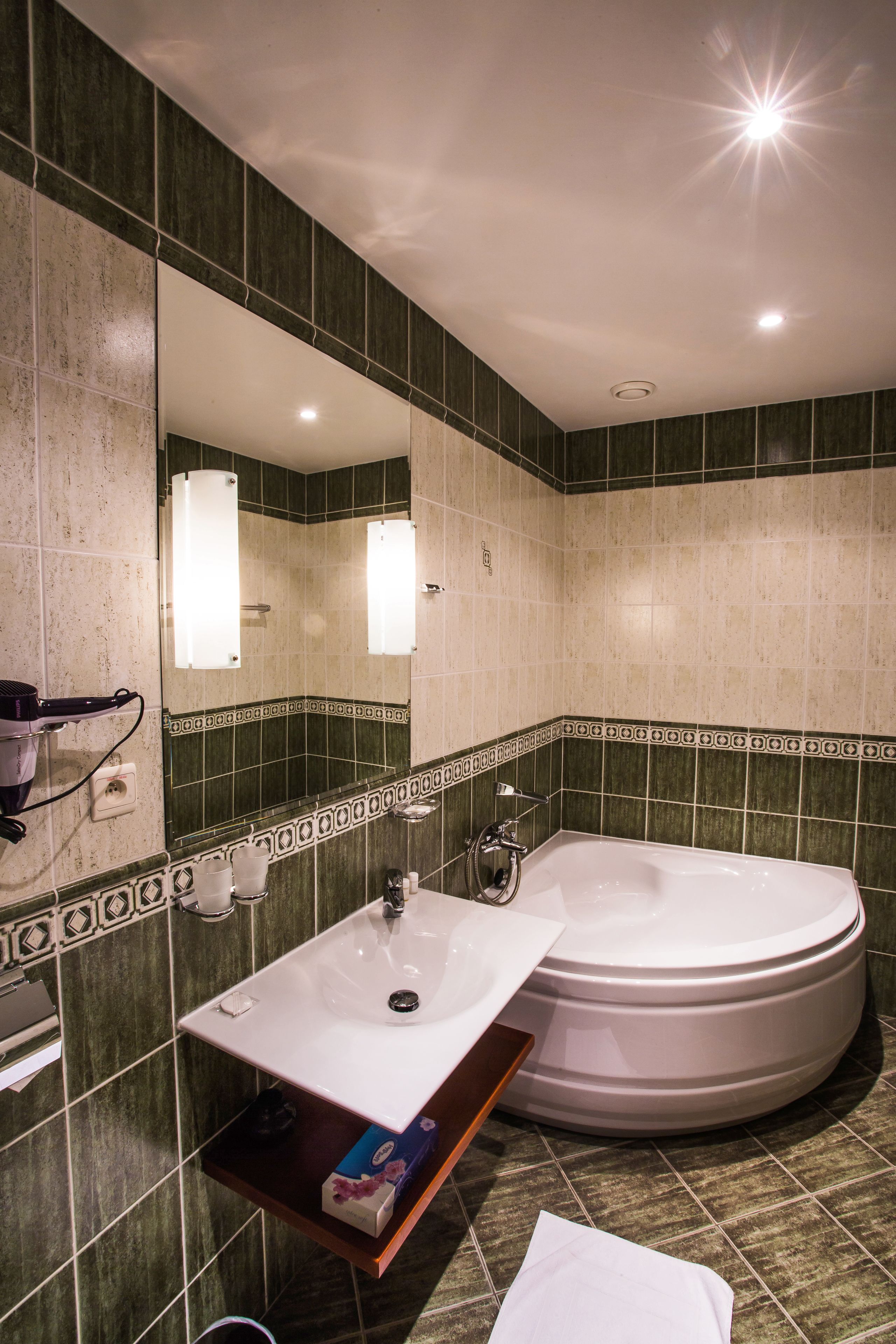 exclusive suite | bathroom | free toiletries, hair dryer, towels