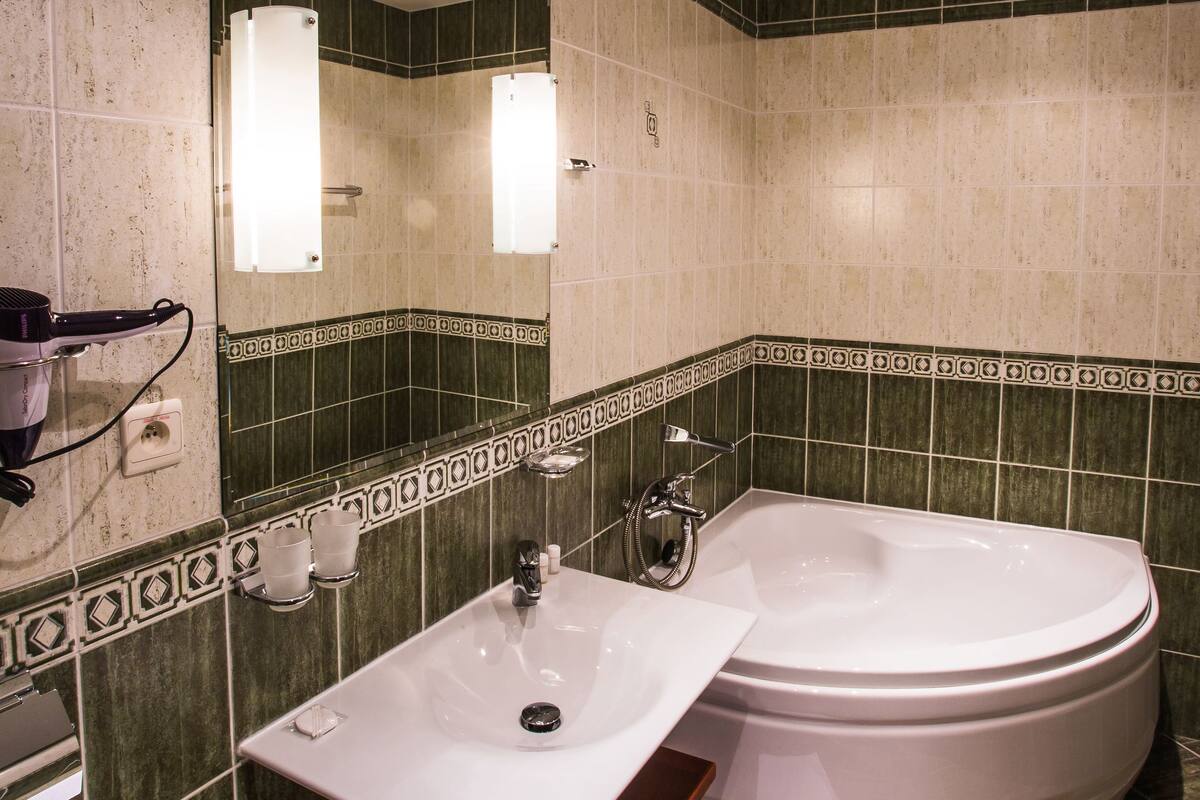 exclusive suite | bathroom | free toiletries, hair dryer, towels
