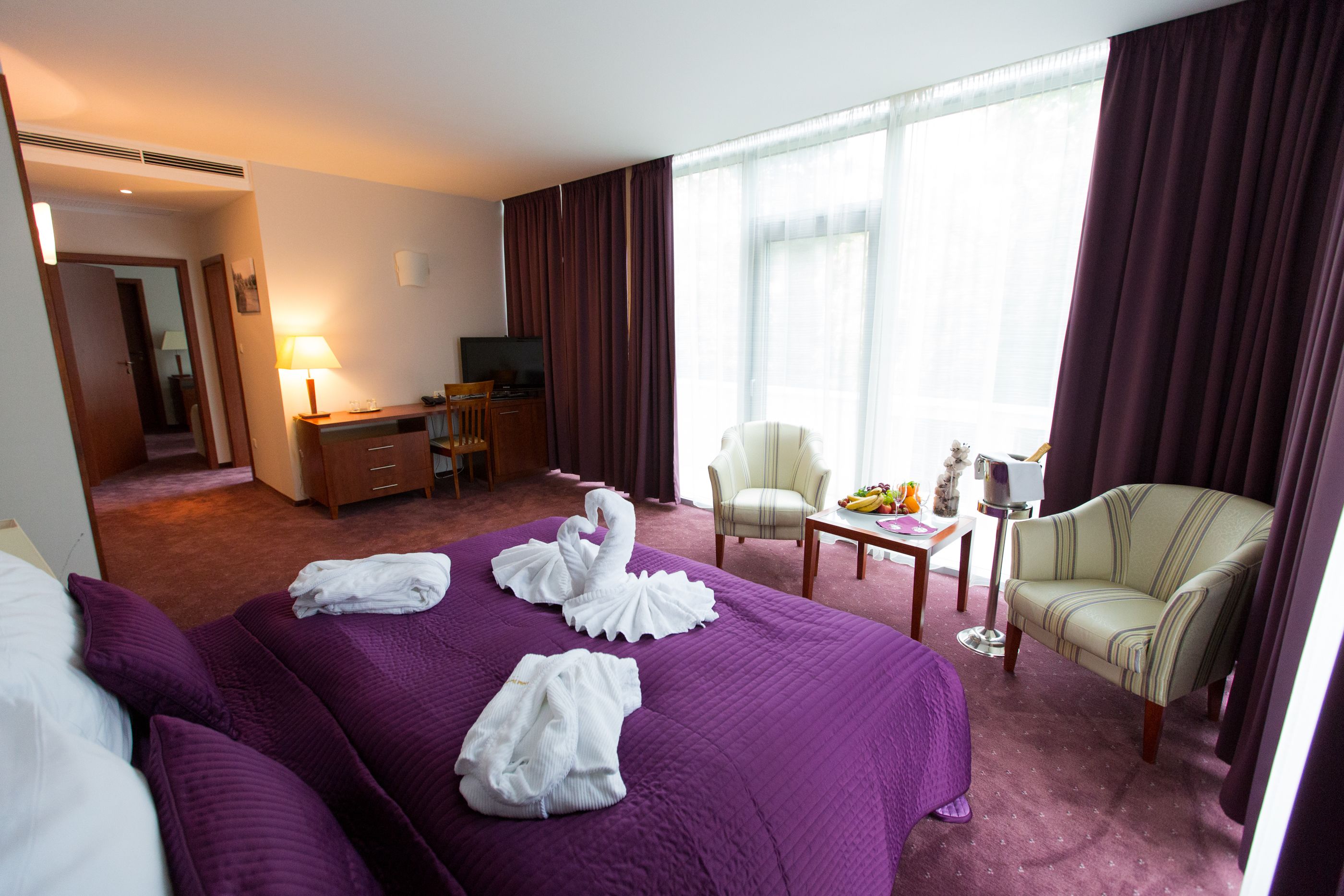 exclusive suite | in-room safe, desk, rollaway beds, free wifi