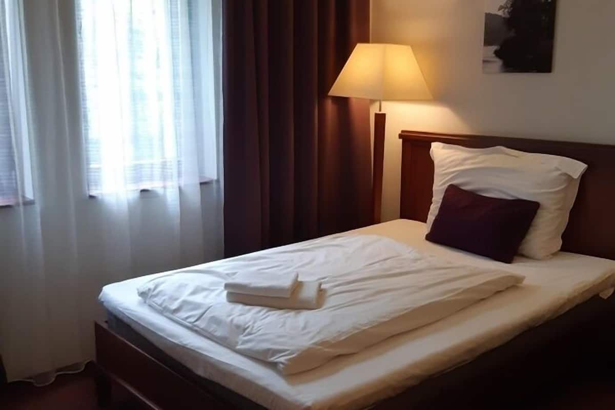 standard single room | in-room safe, desk, rollaway beds, free wifi