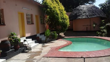 Una piscina al aire libre