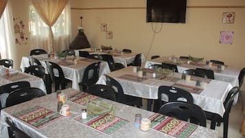 Café da manhã, almoço e jantar; culinária internacional