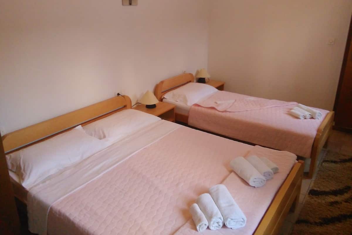 Driepersoonskamer | Een bureau, een strijkplank/strijkijzer, gratis babybedden, gratis wifi